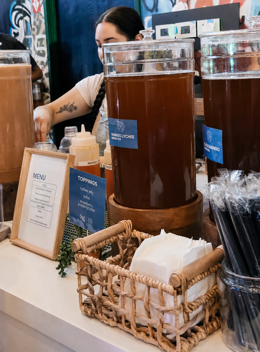 Barra de boba con dispensadores y complementos en el bar mitzvá